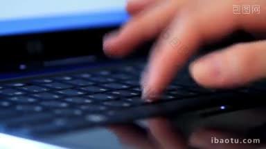 一位女士正在电脑上打字